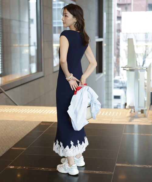 JUSGLITTY（ジャスグリッティー）の「レースヘムニットワンピース（ワンピース・レディース・ピンクベージュ/ライトブルー/オフホワイト/ネイビー・1/2）」の11枚目の写真