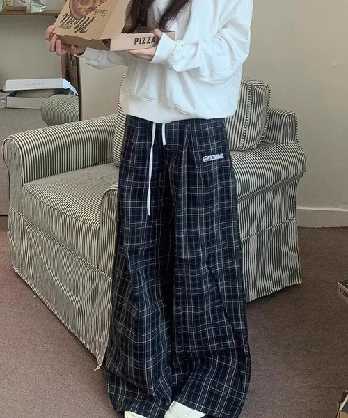 AsheKsha(アシクシャ)の「レトロチェック柄の万能ルーズフィットカジュアルパンツ(その他パンツ・レディース・ネイビー・S/M)」の5枚目の写真