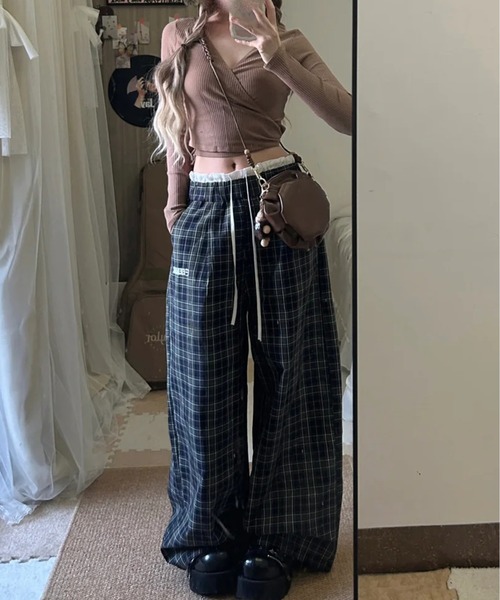 AsheKsha(アシクシャ)の「レトロチェック柄の万能ルーズフィットカジュアルパンツ(その他パンツ・レディース・ネイビー・S/M)」の8枚目の写真