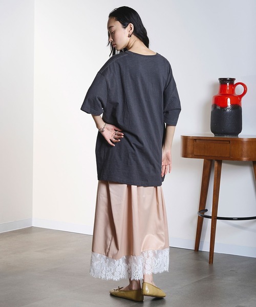 ROSE BUD(ローズバッド)の「TEXT BIG TEE(Tシャツ/カットソー・レディース・オフホワイト/チャコールグレー・ONE SIZE)」の5枚目の写真