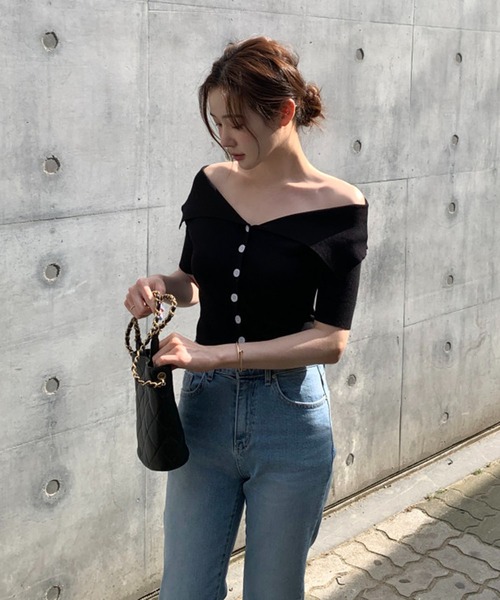 Doula Doula(ドゥーラドゥーラ)の「ビッグカラーオフショルダー半袖ニット(ニット/セーター・レディース・ブラック/ホワイト/イエロー/ブルー・FREE)」の11枚目の写真