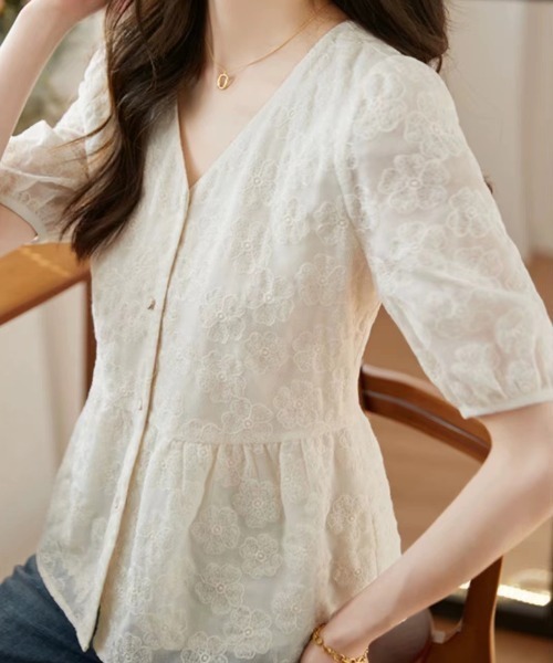 AMAJI（アマジ）の「Vネックブラウス　シフォン　フレア裾　半袖（シャツ/ブラウス・レディース・ベージュ・SMALL/MEDIUM/LARGE/X-LARGE）」の2枚目の写真