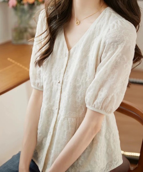 AMAJI（アマジ）の「Vネックブラウス　シフォン　フレア裾　半袖（シャツ/ブラウス・レディース・ベージュ・SMALL/MEDIUM/LARGE/X-LARGE）」の3枚目の写真