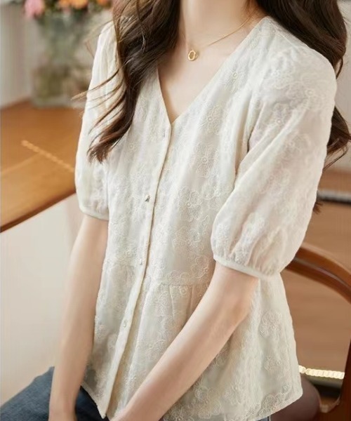 AMAJI（アマジ）の「Vネックブラウス　シフォン　フレア裾　半袖（シャツ/ブラウス・レディース・ベージュ・SMALL/MEDIUM/LARGE/X-LARGE）」の4枚目の写真