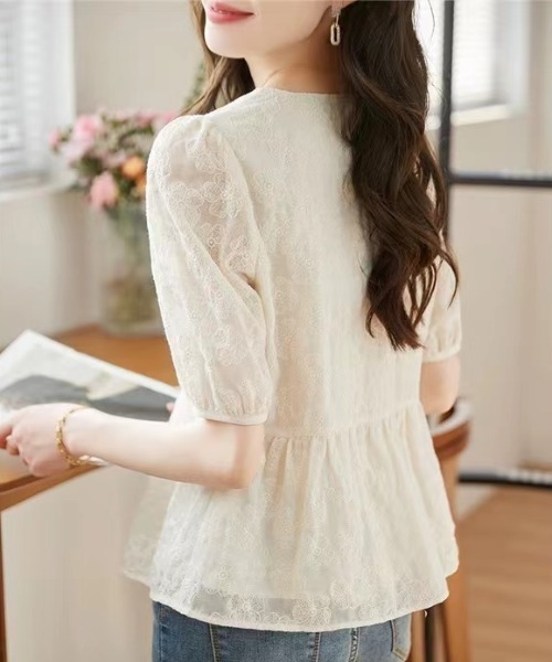 AMAJI（アマジ）の「Vネックブラウス　シフォン　フレア裾　半袖（シャツ/ブラウス・レディース・ベージュ・SMALL/MEDIUM/LARGE/X-LARGE）」の5枚目の写真