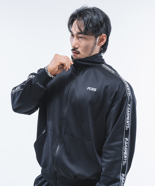 PHYSICAL GARMENTS（フィジカルガーメンツ）の「P2453 レタリングラインジャージハーフジップ [ブラック]（ナイロンジャケット・メンズ・その他・MEDIUM/LARGE/X-LARGE/XX-LARGE）」の2枚目の写真