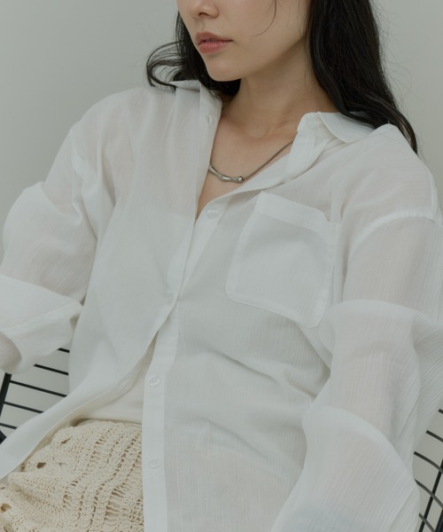 Plumel(プルメル)の「Easy Care Basic Light Shirt / 【防シワ】イージーケアベーシックライトシャツ(シャツ/ブラウス・レディース・ブラック/オフホワイト/グレイッシュブルー・MEDIUM)」の1枚目の写真