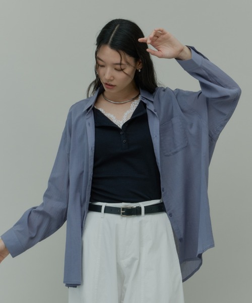 Plumel(プルメル)の「Easy Care Basic Light Shirt / 【防シワ】イージーケアベーシックライトシャツ(シャツ/ブラウス・レディース・ブラック/オフホワイト/グレイッシュブルー・MEDIUM)」の3枚目の写真