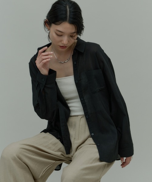 Plumel(プルメル)の「Easy Care Basic Light Shirt / 【防シワ】イージーケアベーシックライトシャツ(シャツ/ブラウス・レディース・ブラック/オフホワイト/グレイッシュブルー・MEDIUM)」の2枚目の写真