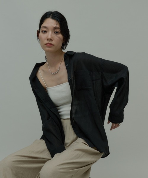 Plumel(プルメル)の「Easy Care Basic Light Shirt / 【防シワ】イージーケアベーシックライトシャツ(シャツ/ブラウス・レディース・ブラック/オフホワイト/グレイッシュブルー・MEDIUM)」の4枚目の写真