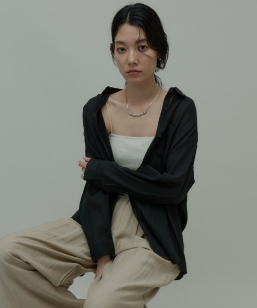Plumel(プルメル)の「Easy Care Basic Light Shirt / 【防シワ】イージーケアベーシックライトシャツ(シャツ/ブラウス・レディース・ブラック/オフホワイト/グレイッシュブルー・MEDIUM)」の5枚目の写真