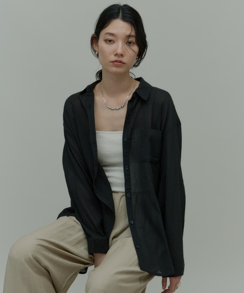 Plumel(プルメル)の「Easy Care Basic Light Shirt / 【防シワ】イージーケアベーシックライトシャツ(シャツ/ブラウス・レディース・ブラック/オフホワイト/グレイッシュブルー・MEDIUM)」の6枚目の写真