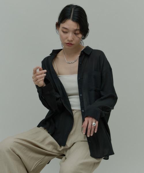 Plumel(プルメル)の「Easy Care Basic Light Shirt / 【防シワ】イージーケアベーシックライトシャツ(シャツ/ブラウス・レディース・ブラック/オフホワイト/グレイッシュブルー・MEDIUM)」の8枚目の写真