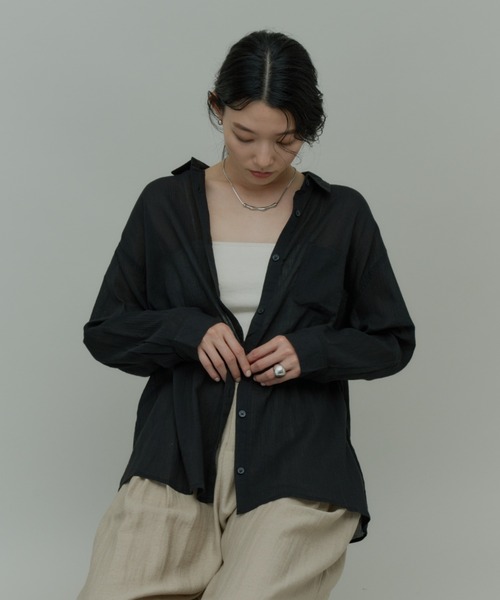 Plumel(プルメル)の「Easy Care Basic Light Shirt / 【防シワ】イージーケアベーシックライトシャツ(シャツ/ブラウス・レディース・ブラック/オフホワイト/グレイッシュブルー・MEDIUM)」の10枚目の写真