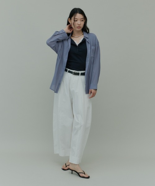 Plumel(プルメル)の「Easy Care Basic Light Shirt / 【防シワ】イージーケアベーシックライトシャツ(シャツ/ブラウス・レディース・ブラック/オフホワイト/グレイッシュブルー・MEDIUM)」の19枚目の写真