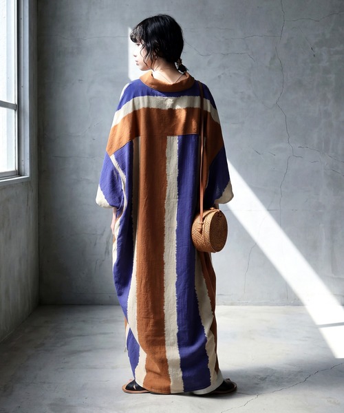 antiqua(アンティカ)の「配色 ドルマン アート柄 シャツワンピース(シャツワンピース・レディース・ブラックミックス/ネイビー系・P/R)」の7枚目の写真
