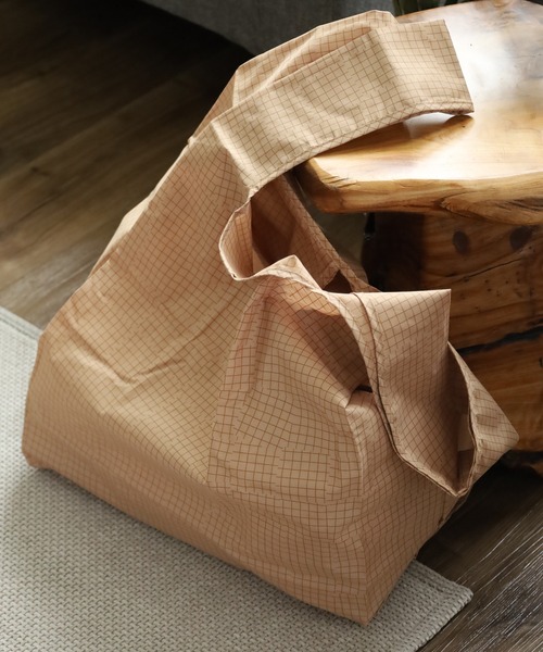 392 plusm(サンキューニプリュスエム)の「392PLUSM ECO BAG_BIG チェック エコバッグ(エコバッグ/サブバッグ・メンズ・オフホワイト/グリーン/イエロー/ベージュ・ONE)」の7枚目の写真