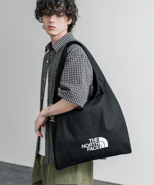 THE NORTH FACE(ザノースフェイス)の「THE NORTH FACE TRIG BAG ワンポイントロゴショルダートートバッグ A4収納可能(トートバッグ・メンズ・クリーム/ブラック・FREE)」の1枚目の写真