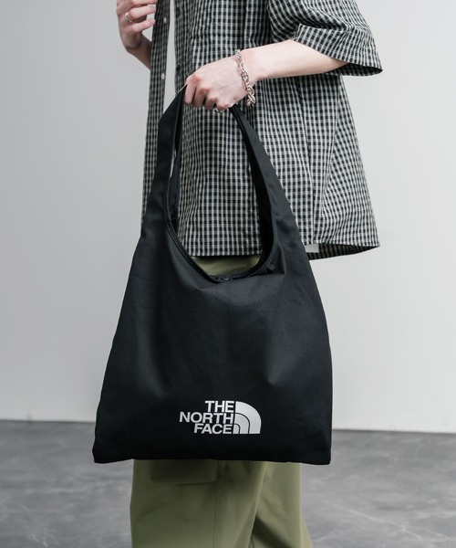 THE NORTH FACE(ザノースフェイス)の「THE NORTH FACE TRIG BAG ワンポイントロゴショルダートートバッグ A4収納可能(トートバッグ・メンズ・クリーム/ブラック・FREE)」の3枚目の写真