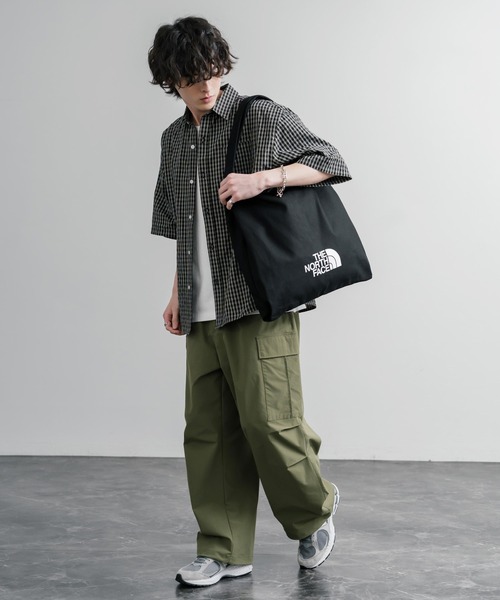 THE NORTH FACE(ザノースフェイス)の「THE NORTH FACE TRIG BAG ワンポイントロゴショルダートートバッグ A4収納可能(トートバッグ・メンズ・クリーム/ブラック・FREE)」の4枚目の写真