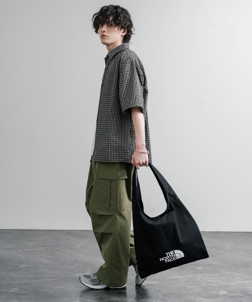 THE NORTH FACE(ザノースフェイス)の「THE NORTH FACE TRIG BAG ワンポイントロゴショルダートートバッグ A4収納可能(トートバッグ・メンズ・クリーム/ブラック・FREE)」の5枚目の写真