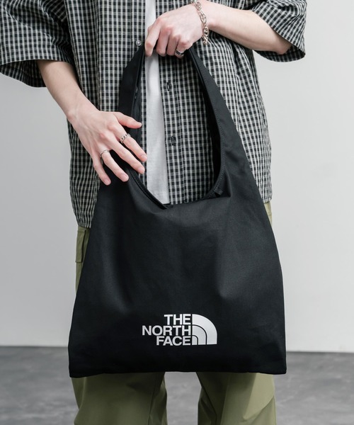 THE NORTH FACE(ザノースフェイス)の「THE NORTH FACE TRIG BAG ワンポイントロゴショルダートートバッグ A4収納可能(トートバッグ・メンズ・クリーム/ブラック・FREE)」の6枚目の写真