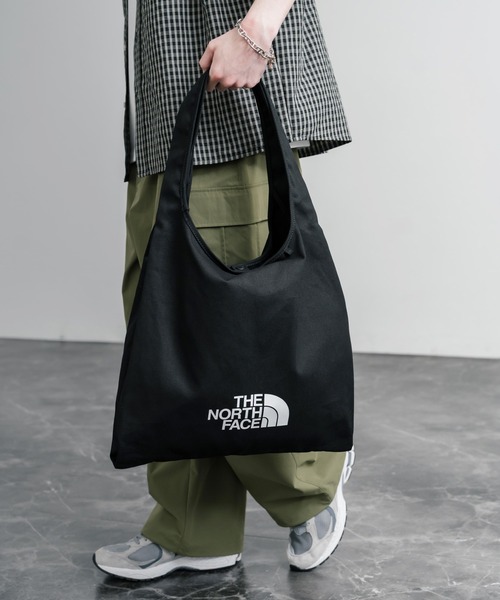THE NORTH FACE(ザノースフェイス)の「THE NORTH FACE TRIG BAG ワンポイントロゴショルダートートバッグ A4収納可能(トートバッグ・メンズ・クリーム/ブラック・FREE)」の7枚目の写真