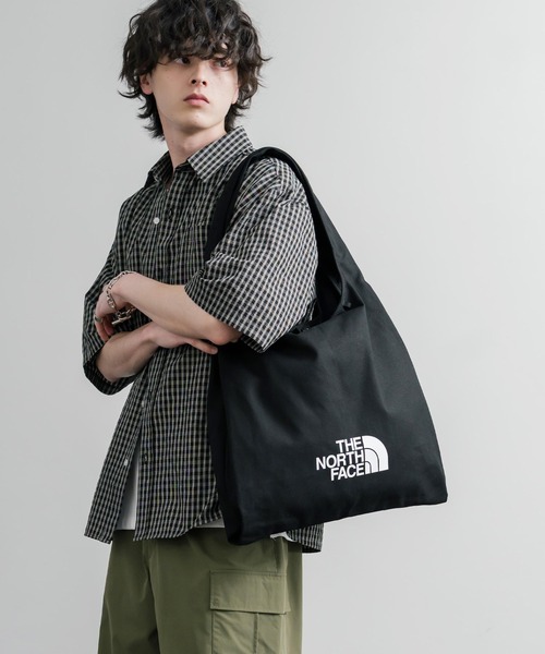 THE NORTH FACE(ザノースフェイス)の「THE NORTH FACE TRIG BAG ワンポイントロゴショルダートートバッグ A4収納可能(トートバッグ・メンズ・クリーム/ブラック・FREE)」の8枚目の写真