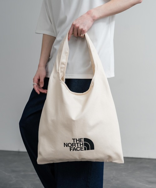 THE NORTH FACE(ザノースフェイス)の「THE NORTH FACE TRIG BAG ワンポイントロゴショルダートートバッグ A4収納可能(トートバッグ・メンズ・クリーム/ブラック・FREE)」の9枚目の写真