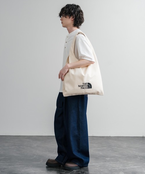 THE NORTH FACE(ザノースフェイス)の「THE NORTH FACE TRIG BAG ワンポイントロゴショルダートートバッグ A4収納可能(トートバッグ・メンズ・クリーム/ブラック・FREE)」の10枚目の写真