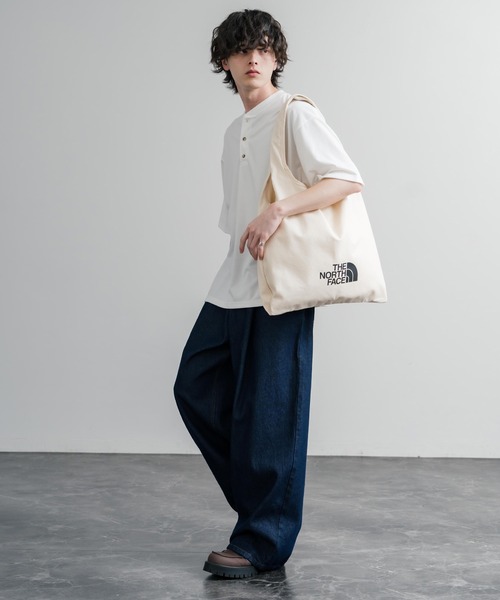 THE NORTH FACE(ザノースフェイス)の「THE NORTH FACE TRIG BAG ワンポイントロゴショルダートートバッグ A4収納可能(トートバッグ・メンズ・クリーム/ブラック・FREE)」の11枚目の写真