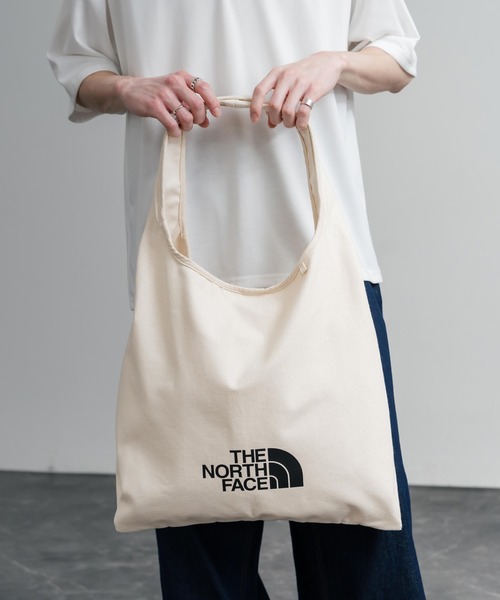THE NORTH FACE(ザノースフェイス)の「THE NORTH FACE TRIG BAG ワンポイントロゴショルダートートバッグ A4収納可能(トートバッグ・メンズ・クリーム/ブラック・FREE)」の12枚目の写真
