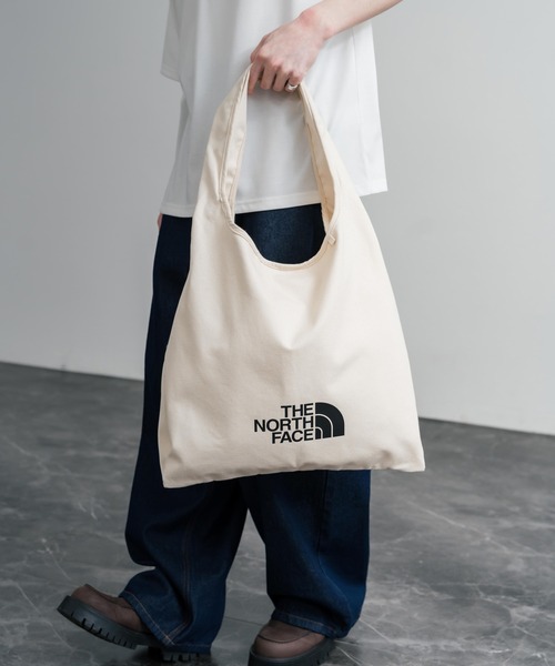 THE NORTH FACE(ザノースフェイス)の「THE NORTH FACE TRIG BAG ワンポイントロゴショルダートートバッグ A4収納可能(トートバッグ・メンズ・クリーム/ブラック・FREE)」の13枚目の写真