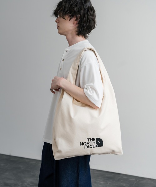 THE NORTH FACE(ザノースフェイス)の「THE NORTH FACE TRIG BAG ワンポイントロゴショルダートートバッグ A4収納可能(トートバッグ・メンズ・クリーム/ブラック・FREE)」の14枚目の写真
