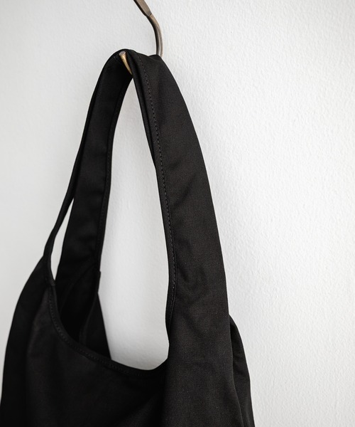THE NORTH FACE(ザノースフェイス)の「THE NORTH FACE TRIG BAG ワンポイントロゴショルダートートバッグ A4収納可能(トートバッグ・メンズ・クリーム/ブラック・FREE)」の17枚目の写真