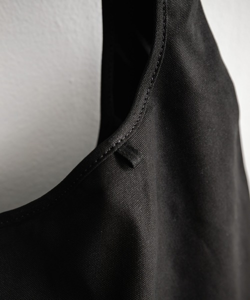 THE NORTH FACE(ザノースフェイス)の「THE NORTH FACE TRIG BAG ワンポイントロゴショルダートートバッグ A4収納可能(トートバッグ・メンズ・クリーム/ブラック・FREE)」の19枚目の写真