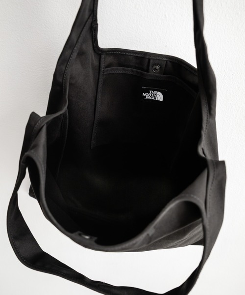 THE NORTH FACE(ザノースフェイス)の「THE NORTH FACE TRIG BAG ワンポイントロゴショルダートートバッグ A4収納可能(トートバッグ・メンズ・クリーム/ブラック・FREE)」の21枚目の写真