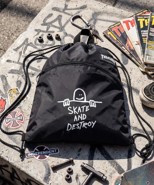 THRASHER（スラッシャー）の「【THRASHER/スラッシャー】ロゴプリント フロントポケット ナップサック（バックパック/リュック・メンズ・ブラック系その他2/ブラック系その他/ブラック系その他5/ブラック系その他4/ブラック系その他3・FREE）」の3枚目の写真