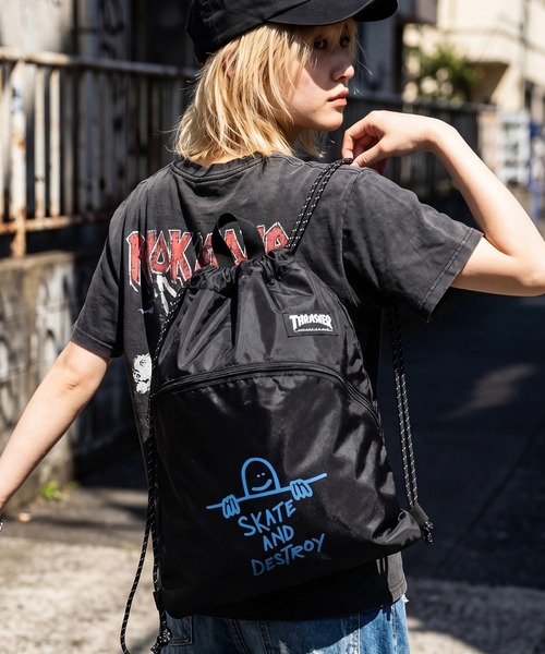 THRASHER(スラッシャー)の「【THRASHER/スラッシャー】ロゴプリント フロントポケット ナップサック(バックパック/リュック・メンズ・ブラック系その他2/ブラック系その他/ブラック系その他5/ブラック系その他4・FREE)」の3枚目の写真