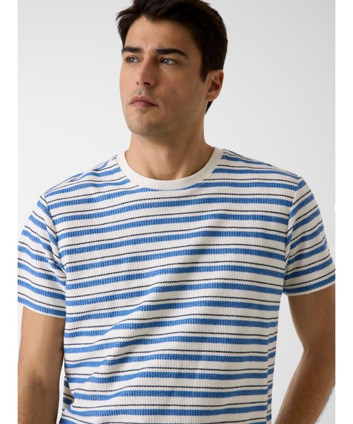 Guess(ゲス)の「MARINA Stripe Knit Crew Tシャツ 半袖(Tシャツ/カットソー・メンズ・ホワイト×ブルー・LARGE/XX-LARGE/MEDIUM/SMALL/X-LARGE)」の3枚目の写真