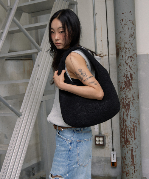 HAVEAWHALE（ハブアホエール）の「mini wool pebble bag (BK)（ショルダーバッグ・レディース・その他・FREE）」の4枚目の写真