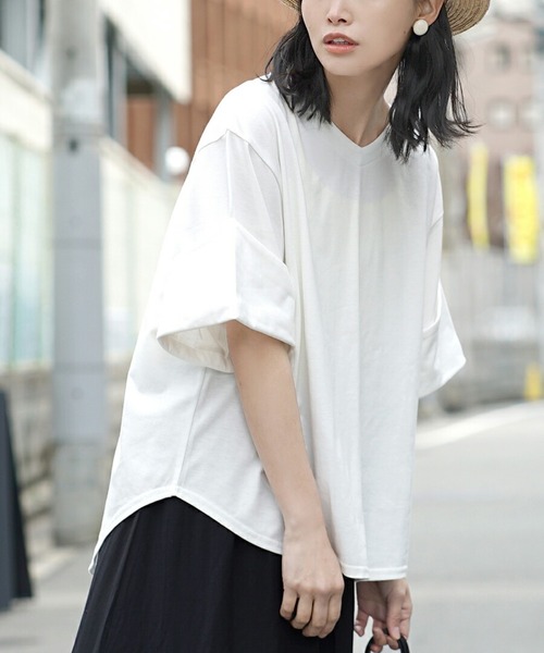 zootie(ズーティー)の「URBAN PLUS ロールアップスリーブ Tシャツ(Tシャツ/カットソー・レディース・グレイッシュブルー/ネイビー/ブラック/テラコッタ/ダークグリーン/ラベンダー/ブラウン系その他/アイボリー/ライトベージュ/スモークピンク/グレイッシュベージュ/オフホワイト/ライトブルー/チャコール・フリー)」の2枚目の写真