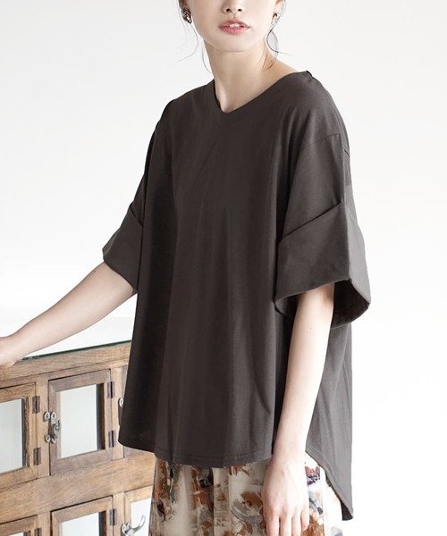 zootie(ズーティー)の「URBAN PLUS ロールアップスリーブ Tシャツ(Tシャツ/カットソー・レディース・グレイッシュブルー/ネイビー/ブラック/テラコッタ/ダークグリーン/ラベンダー/ブラウン系その他/アイボリー/ライトベージュ/スモークピンク/グレイッシュベージュ/オフホワイト/ライトブルー/チャコール・フリー)」の5枚目の写真