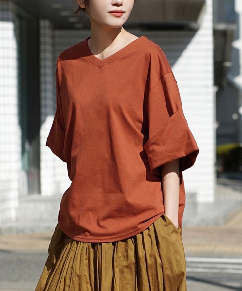 zootie(ズーティー)の「URBAN PLUS ロールアップスリーブ Tシャツ(Tシャツ/カットソー・レディース・グレイッシュブルー/ネイビー/ブラック/テラコッタ/ダークグリーン/ラベンダー/ブラウン系その他/アイボリー/ライトベージュ/スモークピンク/グレイッシュベージュ/オフホワイト/ライトブルー/チャコール・フリー)」の7枚目の写真