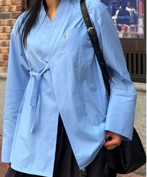 71TO96(チル ハナ トゥ グユク)の「Mu-Shirt (Blue)(シャツ/ブラウス・レディース・ブルー・MEDIUM/LARGE)」の2枚目の写真