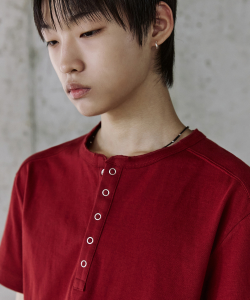 P.IN.O（ピインオ）の「コットンレイヤードヘンリーネックショートスリーブ - バーガンディ（Tシャツ/カットソー・メンズ・その他・MEDIUM/LARGE）」の2枚目の写真