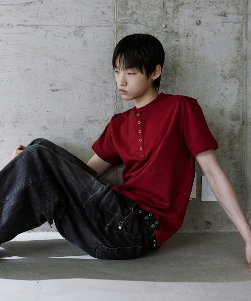 P.IN.O（ピインオ）の「コットンレイヤードヘンリーネックショートスリーブ - バーガンディ（Tシャツ/カットソー・メンズ・その他・MEDIUM/LARGE）」の3枚目の写真