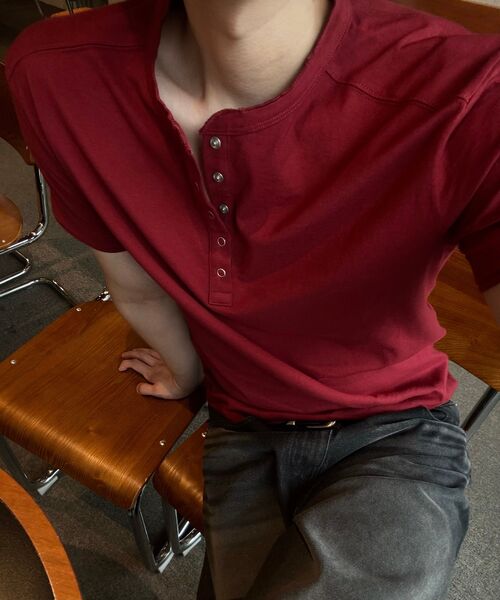 P.IN.O（ピインオ）の「コットンレイヤードヘンリーネックショートスリーブ - バーガンディ（Tシャツ/カットソー・メンズ・その他・MEDIUM/LARGE）」の7枚目の写真