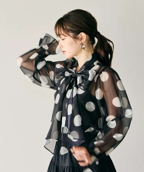 Audie a Muses(オーディアミューズ)の「ドットプリントボウタイ付きブラウス(シャツ/ブラウス・レディース・ブラック・42/38)」の1枚目の写真