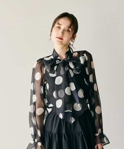 Audie a Muses(オーディアミューズ)の「ドットプリントボウタイ付きブラウス(シャツ/ブラウス・レディース・ブラック・42/38)」の2枚目の写真